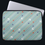 Capa Para Notebook Bolsa de laptop de Padrões do Avião Retroativo<br><div class="desc">Aperte o cinto de segurança. Esta Bolsa de laptop de Padrão de Avião Retroativo está pronta para decolar. A design apresenta linhas de aviões modernos vermelhos, reais, azuis e brancos, de meio século que sobrevoam um fundo azul de aço. Listras finas de laranja, verde limão e cinza, assim como linhas...</div>