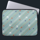 Capa Para Notebook Bolsa de laptop de Padrões do Avião Retroativo<br><div class="desc">Aperte o cinto de segurança. Esta Bolsa de laptop de Padrão de Avião Retroativo está pronta para decolar. A design apresenta linhas de aviões modernos vermelhos, reais, azuis e brancos, de meio século que sobrevoam um fundo azul de aço. Listras finas de laranja, verde limão e cinza, assim como linhas...</div>