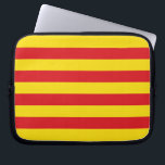 Capa Para Notebook Bolsa de laptop de Sinalizador da Catalunha<br><div class="desc">Carregar o seu orgulho catalão onde quer que vá com esta bolsa de laptop patriótica que apresenta a vibrante bandeira da Catalunha! Projetada para proteger seu laptop com estilo, esta manga mostra as icônicas listras vermelhas e amarelas do Senyera, simbolizando a rica herança cultural e a forte identidade da Catalunha....</div>