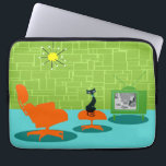 Capa Para Notebook Bolsa de laptop do Gatinho de Idade do Espaço Retr<br><div class="desc">Diz-se que os cães têm donos e os gatos têm funcionarios. O felino nesta Bolsa de laptop da Idade do Espaço Retroativa não conseguia concordar mais! A design de arte minimalista estilo 1960 apresenta um gato preto elegante numa sala de estar moderna de meio século. A sala sofisticada apresenta uma...</div>
