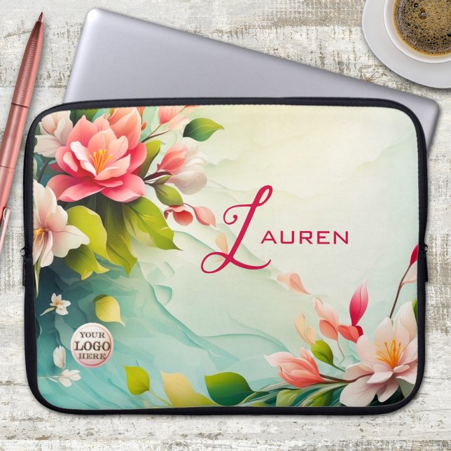 Capa Para Notebook Bolsa de laptop Floral Rosa Elegante (Laptop sleeve featuring a painting of elegant pink flowers on a dreamy ocean like background)