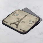 Capa Para Notebook Bolsa de laptop Grunge Torre Eiffel<br><div class="desc">Proteja o seu laptop enquanto estiver em movimento com este design de manga atraente, com um fundo verde enfeitado com a Torre Eiffel, espirais e borboletas em brasa. O texto personalizável permite alterar fontes, alterar cores e tamanhos de texto conforme desejar. Personalize você mesmo ou faça um presente de excelente....</div>