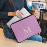 Capa Para Notebook Bolsa de laptop Lilac Monograma Elegante<br><div class="desc">Elegante Bolsa de laptop de Monograma Lilac Pale Proteja seu laptop com esta bolsa de laptop verde e bege. Personalize-o facilmente com seu próprio nome ( ou qualquer outro nome), clicando no botão "PERSONALIZAR ESTE MODELO". Esta bolsa de laptop é para aqueles que querem proteger o laptop com paleta de...</div>