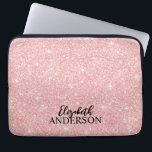 Capa Para Notebook Bolsa de laptop Luminosa Rosa Personalizada<br><div class="desc">Esta bolsa de laptop feminina personalizada tem seu nome em texto preto em um lindo fundo brilhante rosa. Personalize o laptop com o nome de sua escolha para fazer alguém se sentir especial. Faz um presente divertido para aniversários ou para o Natal, e perfeito para voltar à escola. Projetado para...</div>
