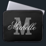 Capa Para Notebook Bolsa de laptop monográfica de nome personalizado<br><div class="desc">Bolsa de laptop monográfica de nome personalizado | Preto. Design de tipografia elegante com letra inicial monograma.</div>