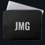 Capa Para Notebook Bolsa de laptop personalizada de preto e prata<br><div class="desc">Você pode personalizar o monograma de prata que está no centro desta bolsa de laptop preta.</div>