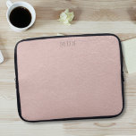 Capa Para Notebook Bolsa de laptop Rosa Esbranquiçada Monograma Moder<br><div class="desc">Um belo couro parece uma bolsa de laptop cor-de-rosa pincelada com suas iniciais usando um efeito de fonte clássico.</div>