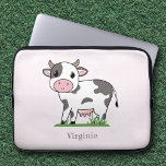 Capa Para Notebook Bolsa de laptop rosa-vaca-branca<br><div class="desc">Uma Bolsa de laptop rosa engraçada para o seu computador com uma vaca fofa na grama e um nome próprio personalizável. Isto pode ser um presente excelente para um agricultor,  um veterinário ou um amante de animais Kawaii! Apenas adicione o nome do seu amigo e ofereça-o!</div>