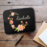 Capa Para Notebook Bonita Girly e Moderna Floral Negra Nome do Monogr<br><div class="desc">Bolsa de laptop com fundo preto com flores cor-de-rosa laranja e verde e um monograma de nome personalizado</div>