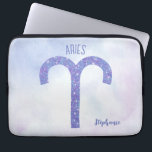 Capa Para Notebook Bonito Aries - Sinal de astrologia - Roxo Personal<br><div class="desc">Esta bolsa de laptop bonito,  personalizada,  roxa e lavanda Aries apresenta seu sinal astrológico do Zodiac em um belo brilho como as constelações. Personalize este presente bonitinho com seu nome em lindos scripts cursivos para alguém com aniversário de fim de março ou início de abril.</div>