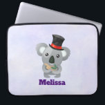 Capa Para Notebook Bonito Koala em um chapéu preto<br><div class="desc">Uma bolsa de laptop com uma ilustração de uma cinza fofa comendo algumas folhas de eucalipto,  vestindo um rico de chapéu preto com fita vermelha. Colocado sobre um fundo de aquarela digital roxo claro.</div>