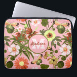 Capa Para Notebook Bonito Padrão Floral do Monograma Rosa Rosa Menino<br><div class="desc">Esta Bonito bolsa de laptop de Padrão Floral Moderno, Rosa, Monograma, com um design de Impressões felizes tem muitas flores, borboletas, folhas e plantas em um fundo rosado feminino. Ele pode ser personalizado com seu nome e monograma, clicando no botão personalizar. Você pode alterar o texto e até mesmo o...</div>