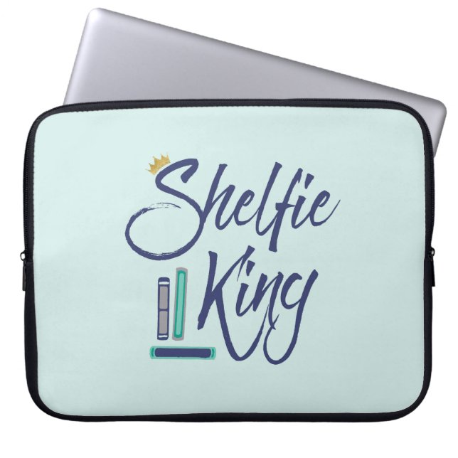 Capa Para Notebook Booklover Shelfie King (Frente)