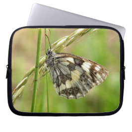 Capa Para Notebook Borboleta branca marmoreada na grama