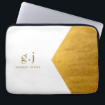 Capa Para Notebook Branco Elegante Mínimo Dourado Clássico Monograma<br><div class="desc">Uma bolsa de laptop preta para casa ou para o trabalho, com um simples monograma moderado e limpo de ouro, com simples siglas de tipografia serif em minúsculas. Um sinal de pontuação (ponto) divide o primeiro e o último elemento inicial como um simples design que define esse estilo tipográfico como...</div>