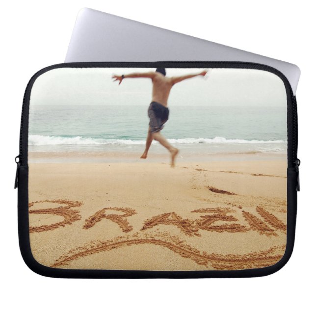 Capa Para Notebook BRASIL. Homem sem camisa vestindo um maiô (Frente)