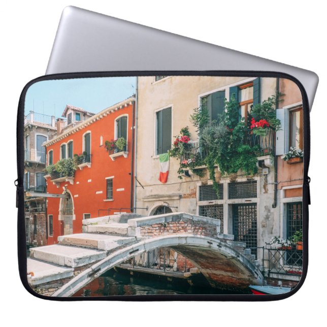 CAPA PARA NOTEBOOK BRIDGE CONCRETA BESIDE WHITE BUILING (Frente)