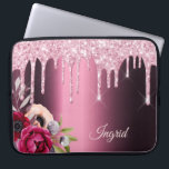 Capa Para Notebook Brilhante cor-de-rosa pinga flores nome<br><div class="desc">Derrapagem brilhante rosa,  pingar de tinta em um fundo metálico burgundy faux. Flores de cor ouro e rosa. Modelo do seu nome. O nome em cor-de-rosa pastel é escrito com um script estilo moderno e moderno,  escrito à mão.</div>
