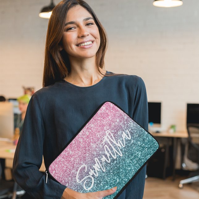 Capa Para Notebook Brilho Luxo Rosa Claro Glitter Ombre Turquesa (Personalized pink and teal ombre luxury glitter on a laptop sleeve. )