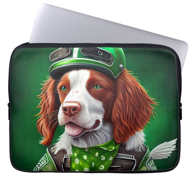Capa Para Notebook Brittany Spaniel dirigindo Ruas de bicicleta. Dia  (Frente)