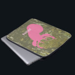 Capa Para Notebook Cabeça dos cervos & saco cor-de-rosa dos<br><div class="desc">Os eletrônicos ensacam a caracterização de uma ilustração de uma cabeça cor-de-rosa dos cervos sobre um fundo da camuflagem.  Personalize com seu nome.</div>