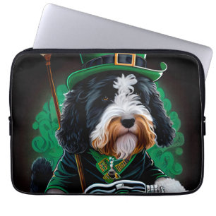 Capa Para Notebook Cachorro Bernedoodle dirigindo Ruas de bicicleta.