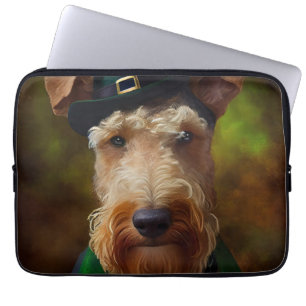 Capa Para Notebook Cachorro de Airedale na Rua. Dia de Patrick