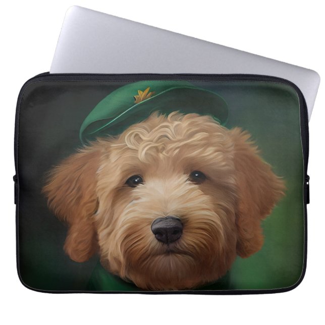 Capa Para Notebook Cachorro de Goldendoodle na Rua. Vestido do Dia de (Frente)