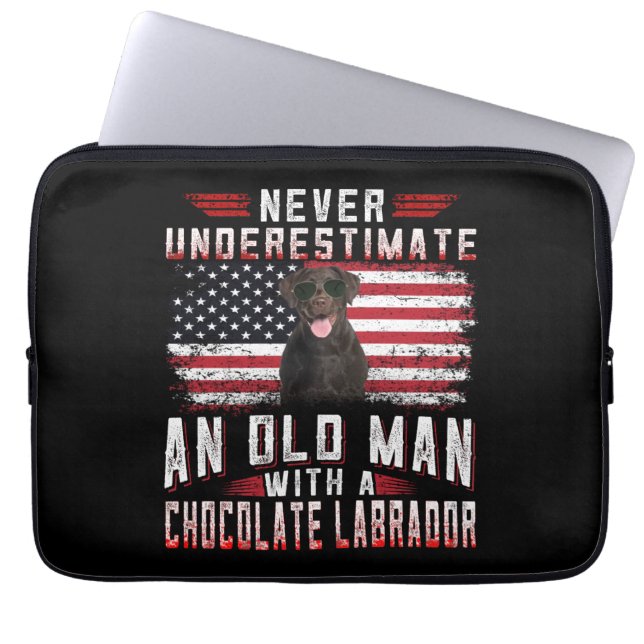 Capa Para Notebook Cachorro | Nunca Subestimar O Velho Homem Labrador (Frente)