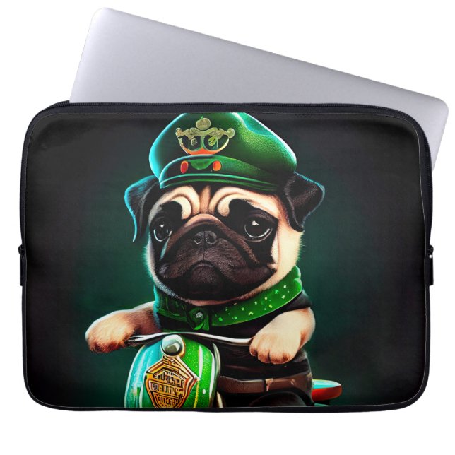 Capa Para Notebook Cachorro Pug Dirigindo Bicicleta Dia de São Patríc (Frente)