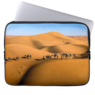 Capa Para Notebook camelos no deserto sob céu azul