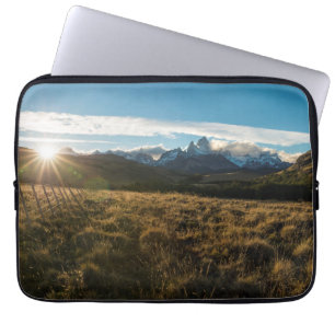 Capa Para Notebook Caminhante que olha montanhas de Fitz Roy,