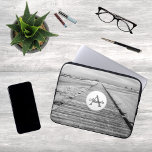 Capa Para Notebook Caminho para a praia foto branca preta com monogra<br><div class="desc">Um monograma moderno e um nome na Foto de Belas Artes,  preto e branco,  de um caminho de madeira para a praia em Sankt Peter Ording,  Alemanha.</div>