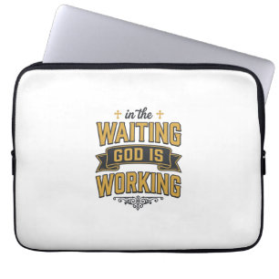 Capa Para Notebook Camisa God Is Working Vintage Faith Typography_1
