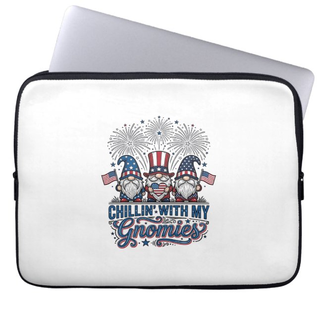 Capa Para Notebook Camisa Patriótica Gnome Relaxando Com Meus Gnomos  (Frente)