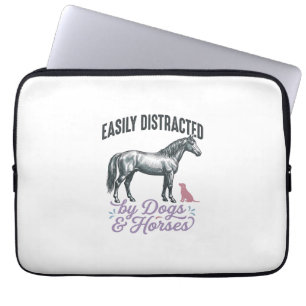 Capa Para Notebook Camiseta Facilmente Distraído por Cães e Cavalos_