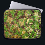 Capa Para Notebook Camo Moss Rust Envelhecido Textura Antiga<br><div class="desc">Esta design de bolsa de laptop de ressonância natural mostra uma textura falsa de ferro enferrujado/mossy em um fundo feito para parecer muito antigo e malhado. É uma textura de fundo gelada, antiga, vestida e fornecerá camuflagem natural na floresta ou fará parecer que você descobriu sua manga depois que ela...</div>