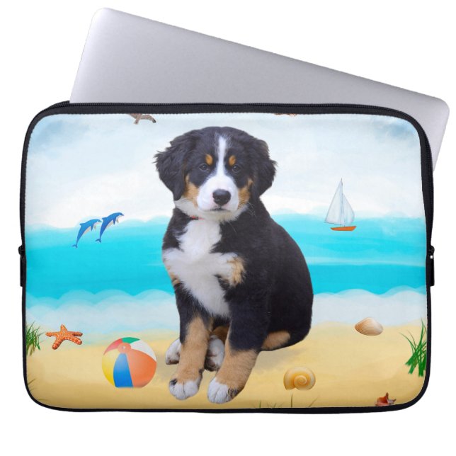 Capa Para Notebook Cão de Montanha Bernês na Praia (Frente)