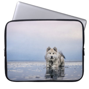 CAPA PARA NOTEBOOK CÃO NO CORPO DE CALMA DE ÁGUA