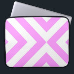 Capa Para Notebook Capa de Computador de Chevrons Brancos e Rosa<br><div class="desc">Os chevrons (formas V) cor-de-rosa e brancos alternantes convergem neste padrão geométrico feminino criado do zero. Imagem criada digitalmente. Copyright © 2012 Claire E. Skinner. Todos os direitos reservados.</div>