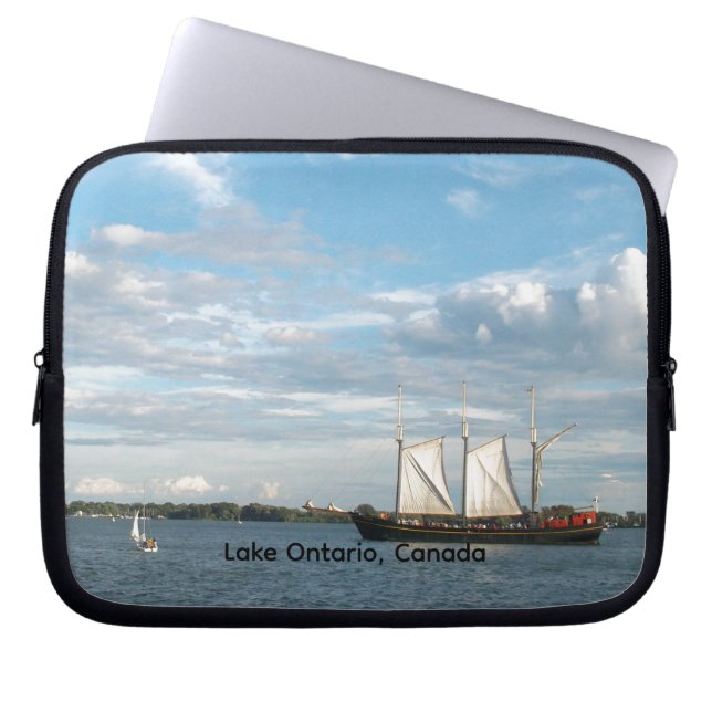 Capa Para Notebook Capinha de Laptop Veloz no Lago Ontário (Frente)