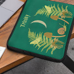Capa Para Notebook Caracol Goblincore e Cogumelos Personalizados<br><div class="desc">Minhas ilustrações retratam um mundo natural com alguns tons escuros. Uma lua crescente pendura no céu acima de uma cena de samambaias verdes, mariposas amarelas, cogumelos marrons e um caramujo verde e marrom, todos colocados contra um fundo colorido de téal escuro pintado. Esta bolsa de laptop está pronta para ser...</div>