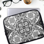 Capa Para Notebook Cardinhas de inverno Mandala<br><div class="desc">Procurando um gabinete de na moda e laptop personalizado que manterá seu dispositivo protegido enquanto mostra seu estilo exclusivo? Não olhe mais do que o nosso caso de laptop de mandala de pássaros de inverno! Apresentando uma bela e intrincada design de cardeais de Natal e flores de poinsettia padronizadas em...</div>