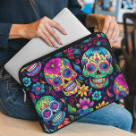 Capa Para Notebook Carteira de Fotos<br><div class="desc">Um mosaico hipnotizante de crânios coloridos de açúcar dançando no escuro. O Dia De Los Muertos em uma bolsa de laptop faz um presente perfeito para amigos,  vizinhos e colegas de escritório.</div>