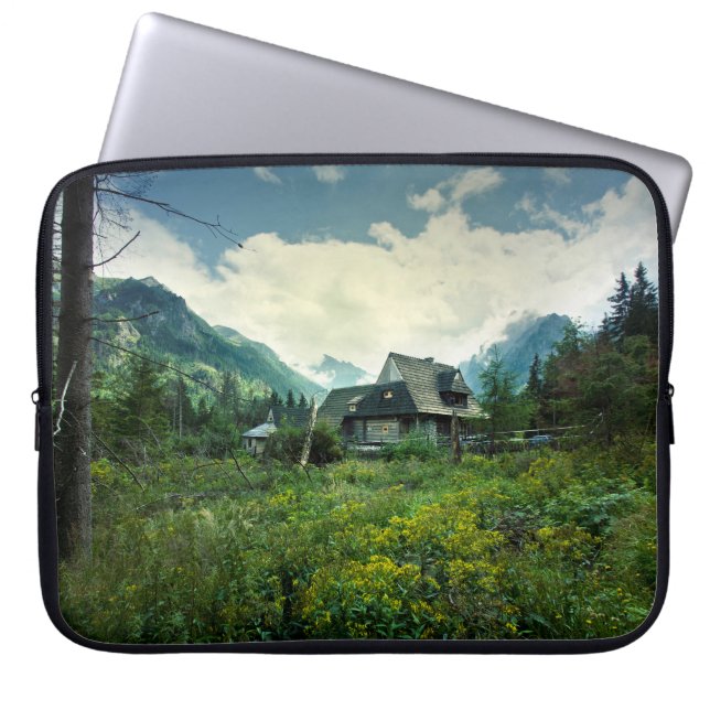 Capa Para Notebook Casa de madeira, paisagem natural de montanha. (Frente)