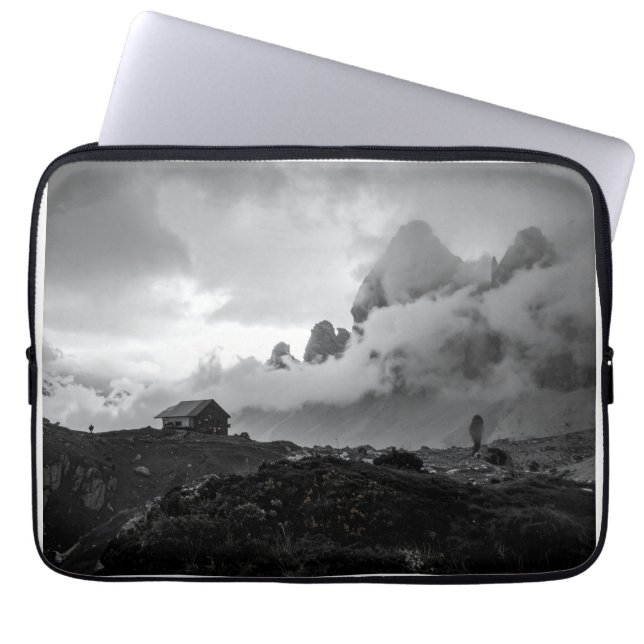 Capa Para Notebook casa solitária com montanhas nebulosas (Frente)