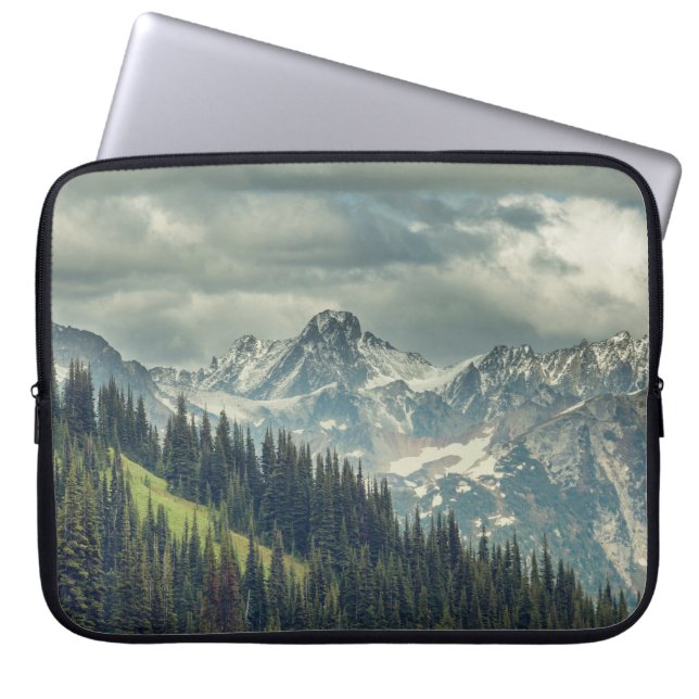Capa Para Notebook Cascata do Norte: Pico de Montanha Majestosa. (Frente)