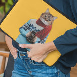Capa Para Notebook Cat Fotografia em Vintage Sweater Quirky<br><div class="desc">Mantenha seu computador seguro em estilo com esta manga divertida e peculiar do computador. Ele apresenta uma ilustração do estilo colagem de fotos de um gato vestido com um suéter retrô e segurando uma câmera vintage.</div>