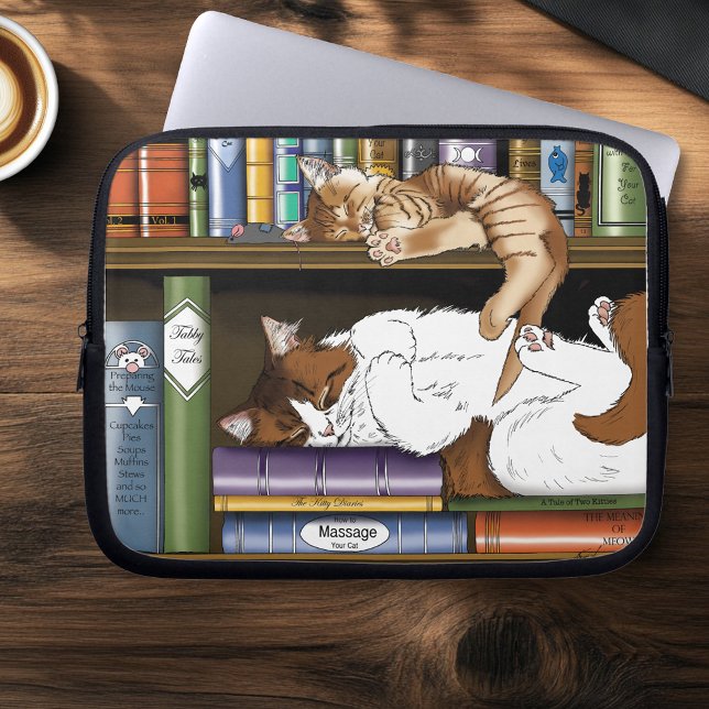 Capa Para Notebook Cats de prateleira de livros (Criador carregado)