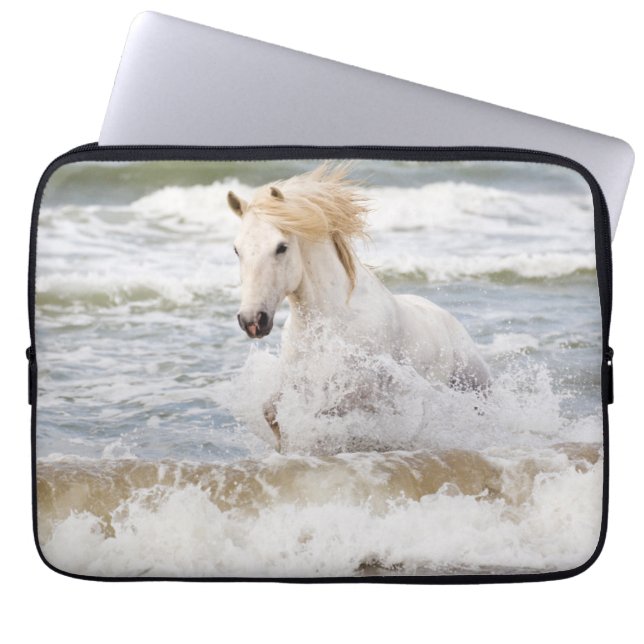 Capa Para Notebook Cavalo Camargue nas Ondas (Frente)